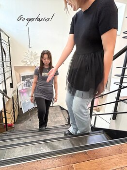 ハピスパ(HAPPISPA)/受付後は階段を上がって2階へ。