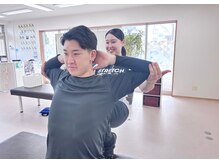 ストレッチヒーロー 姫路広畑店/胸の筋肉もぐぐ～っと伸ばします