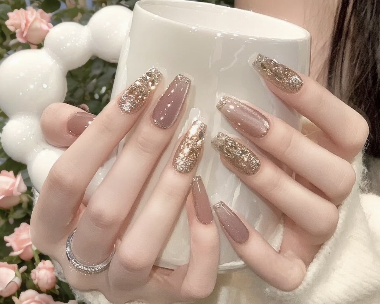 2025年-2026年冬トレンド】ガーリー フレンチのネイルデザイン集｜人気