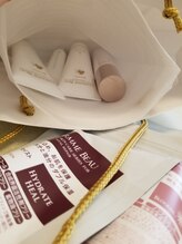 ハルフェイシャル/お化粧品の配送行ってます