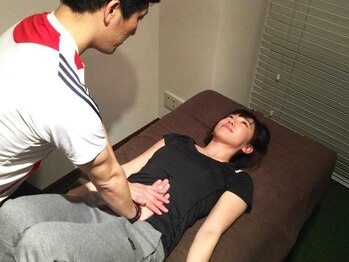 フォーユー(4u)/施術風景（内臓筋膜リリース）