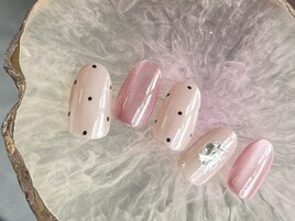 ドットネイルで大人おしゃれに