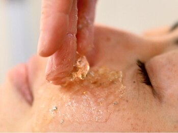 40代からの肌管理サロンB’S STYLE 【美肌育成／毛穴洗浄／たるみケア】の写真/【40代の肌は土台が命】金プラチナ配合デュコラエッセンスピーリングで発光するような極上の艶肌へ。