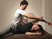 フォーユー(4u)/施術風景（肩甲骨の動き）