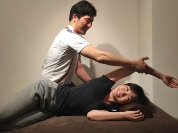 フォーユー(4u)/施術風景（肩甲骨の動き）