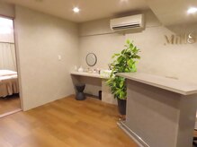 ミルズ 天神店(MillS)の雰囲気（完全個室の施術室。アメニティ豊富なメイク台も有）