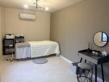 施術スペースは黒×グレーを基調に