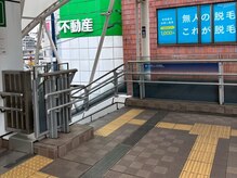 アミィ 川越店(amii.)/〔道案内５〕階段を下りる