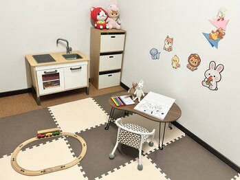 スキン 心斎橋店(skin)の写真/【心斎橋駅近】お子様同伴OK!キッズルームで安心。まつげパーマ・マツエクが忙しいママのメイク時短の味方