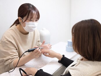ラビスネイルエス アドー(ravisnail-Es- adore)の写真/NEWstaff「haruna」に注目!JNEC1級,JNA上級,RNA認定ネイリスト 資格保持の実力派スタッフが対応します♪