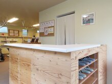 西宮の沢ストレッチ整体院/木目調の受付けカウンターです！