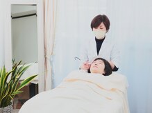 アキの雰囲気（低周波で行うシミケア。最高品質の高濃度美容液導入付き）