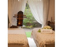 ローハ(ROHA)の雰囲気（落ち着いた自然光が差し込む、プライベート感あふれる空間）