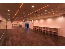 ベストスタイルフィットネス 新浦安店(BEST STYLE FITNESS)の雰囲気（床が岩盤石で敷かれたホットヨガスタジオ）