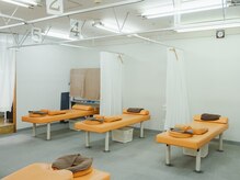 スッキリ整骨院 聖蹟桜ヶ丘院の雰囲気（白を基調とした癒しの空間です◎）
