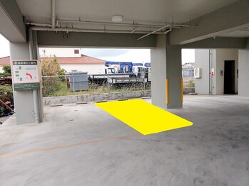 足療庵/建物の1Fが駐車場です