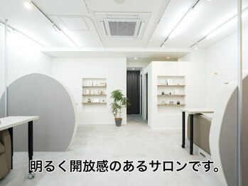 レアムネイル(Leam nail)/白を基調とした明るい店内。