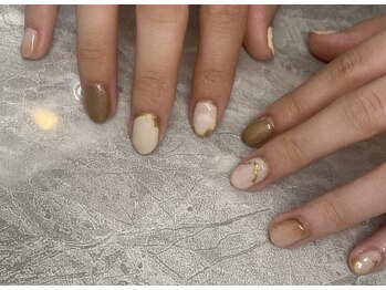 淡色ニュアンスネイル