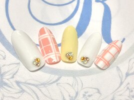 淡いカラーのチェックネイル