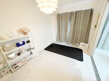 白を基調としたお部屋。おひとりさまのプライベートサロン。