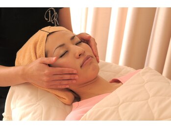 ファニービー 茨木店の写真/シミたるみ改善ケア長く通える場所を探すあなたへ。たるみに寄り添い輝く肌に♪