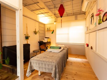 こりほぐし 図書館前/施術台