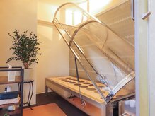 ホルミシスメディカルサロンの雰囲気（日本初のハイパワーラドンカプセル！中からも簡単に開けられます）