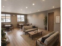 NAGI personal & subscription gymの雰囲気（ご来館後、2階のラウンジスペースでお待ちください。）
