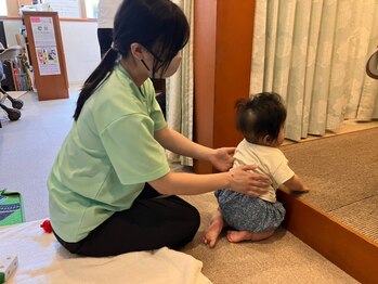 子育てママの整体サロン/施術中のお子様見守りの様子
