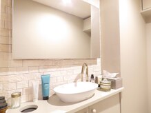 マルニーク(marniqUe)の雰囲気（Restroom には男性用のジェルやワックスを完備）