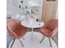 一階にダンススタジオや塾がございます。無料駐車場10台有り。