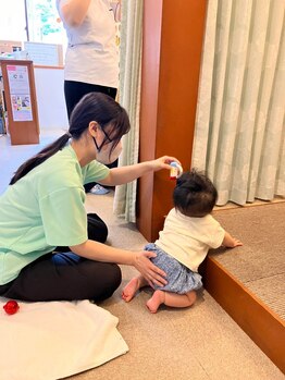子育てママの整体サロン/施術中のお子様見守りの様子