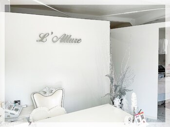 ラリュール(L'Allure)/白基調の清潔な店内◎