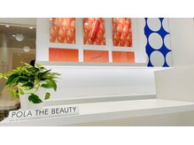 ポーラ ザ ビューティ ららぽーと立川立飛店(POLA THE BEAUTY)の雰囲気（白を基調とした明るい店内です♪）