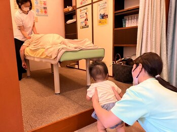 子育てママの整体サロン/施術中のお子様見守りの様子