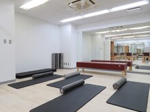 ケービレッジピラティス 新宿西口店(K Village Pilates)の雰囲気（マットピラティスは最大4名の少人数制レッスン♪）