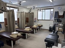 新津名倉堂鍼灸接骨院の雰囲気（施術スペース）