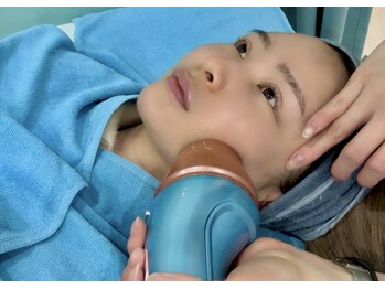 リメイク 銀座(REMAKE)の写真/新しい技術を日本へ。New小顔マシンで理想のフェイスラインへ。