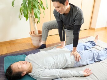 しぜんたい/施術　骨盤のゆらぎ