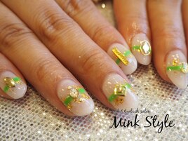 ホワイト×スタッズパーツネイル