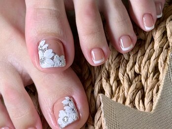 フローラ(flora)の写真/夏に欠かさない可愛いフット★持ちがいい、キラキラ輝く指先へ！アート好きな君へ♪