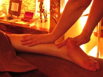 ヒーリングサロン氣颯 東店の写真/【もみほぐし40分+リフレ30分】むくんだ足もスッキリ爽快★施術時間と別に足湯もサービス!