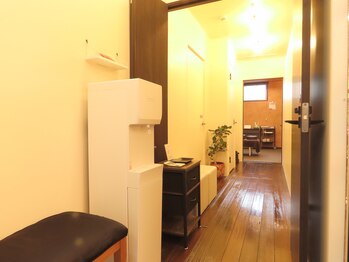 ファミリア鍼灸院 高田馬場(Familia鍼灸院)/待合室にウォターサーバー