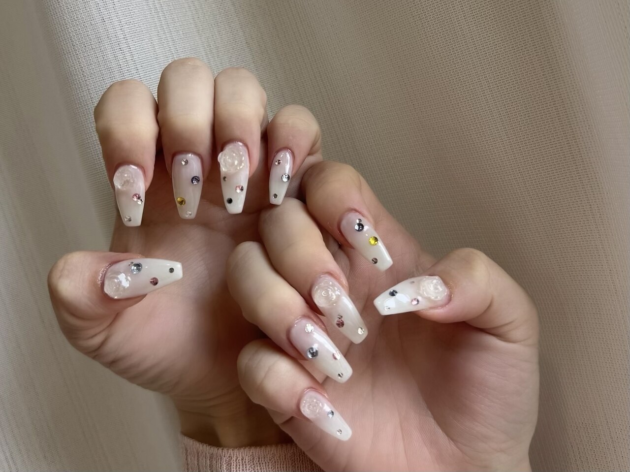 ネイルチップ ワンホン シルク 薔薇 ビジュー ネイルチップ ワンホン シルク 薔薇 ビジュー 2025年秋トレンド