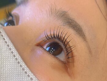 サニープラスアイ(Sunny+eye)の写真/まつげが少なく細いのがお悩みの方や下がりまつ毛さんも根元からしっかりカールでぱっちり印象に♪