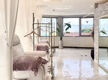 エイチプラス 静岡店(h.plus)の雰囲気（開放的な店内でゆったりお過ごしください。）