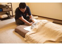 よつや整体/足だけではなく、手も使います。