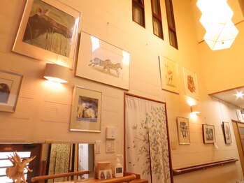 キク カラダ調整院/施術室までプチ美術館