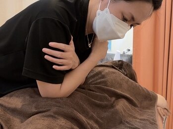 パンダてもみ本舗/腰と肩のツボをしっかり押します