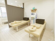 湘南なぎさ整骨院の雰囲気（ペアでもスペースを区切ってでの施術も◎）